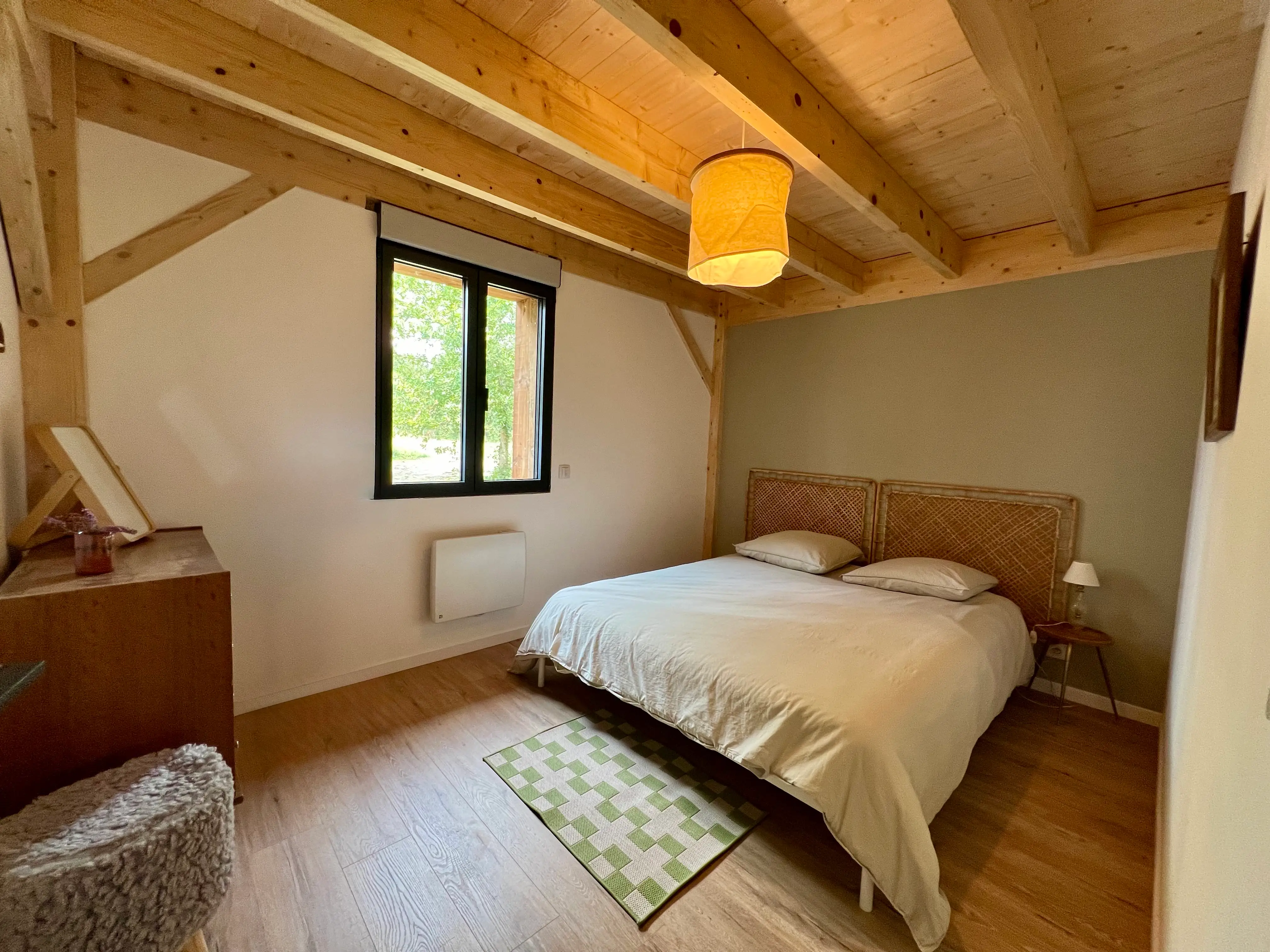 Chambre double poutres apparentes tête de lit rotin - Tui Lakehouse